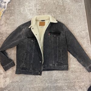 Black denim Levi’s jacket with fur